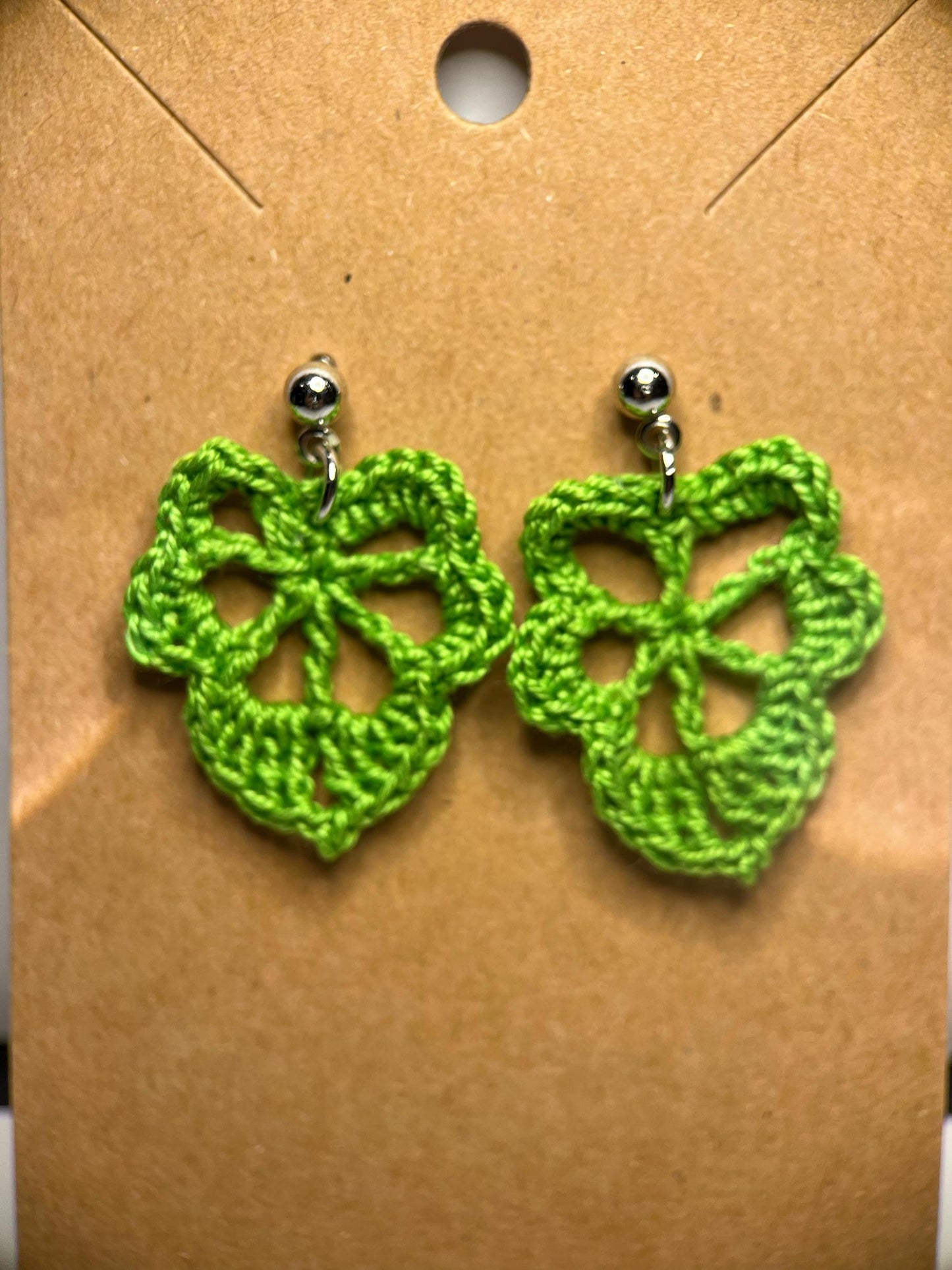 Brincos folha Monstera em micro crochet